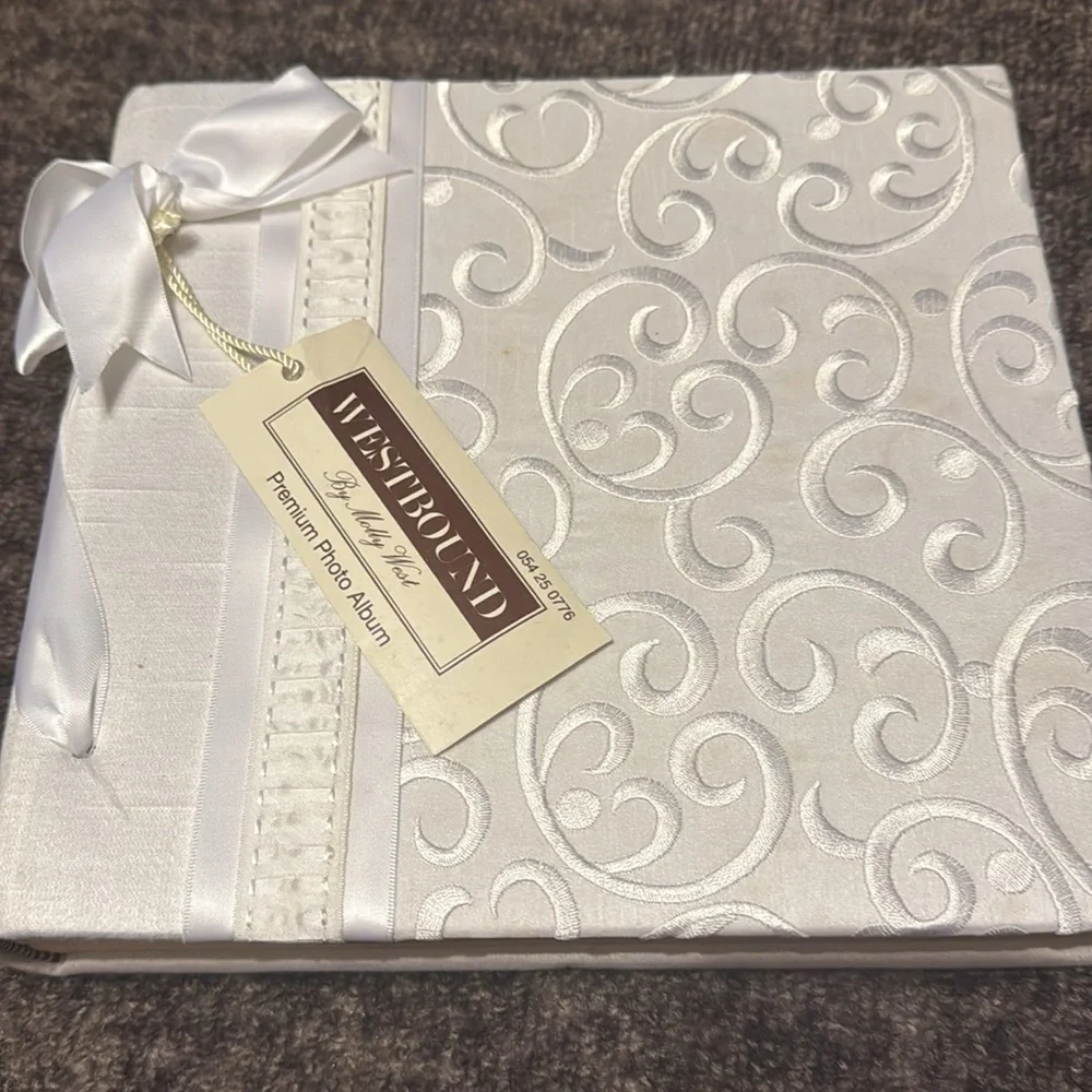 Set of  two Wedding photo albums and frame all new in boxes - Picture 3 of 10